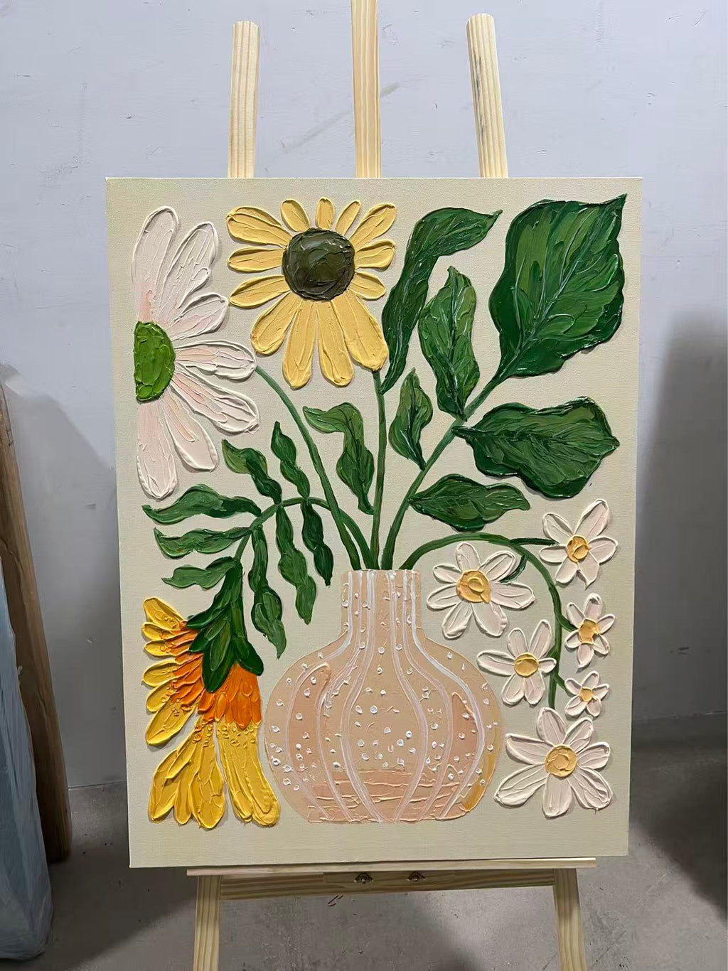 Sculpted Daisy Vase